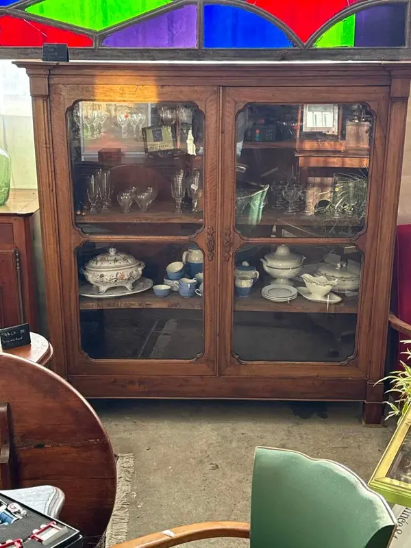 Grande vitrine en noyer -XIXe siècle