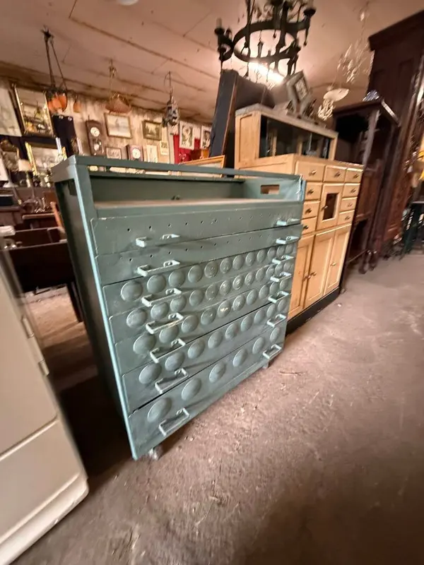 meuble de métier/magasin à peinture – industriel vintage