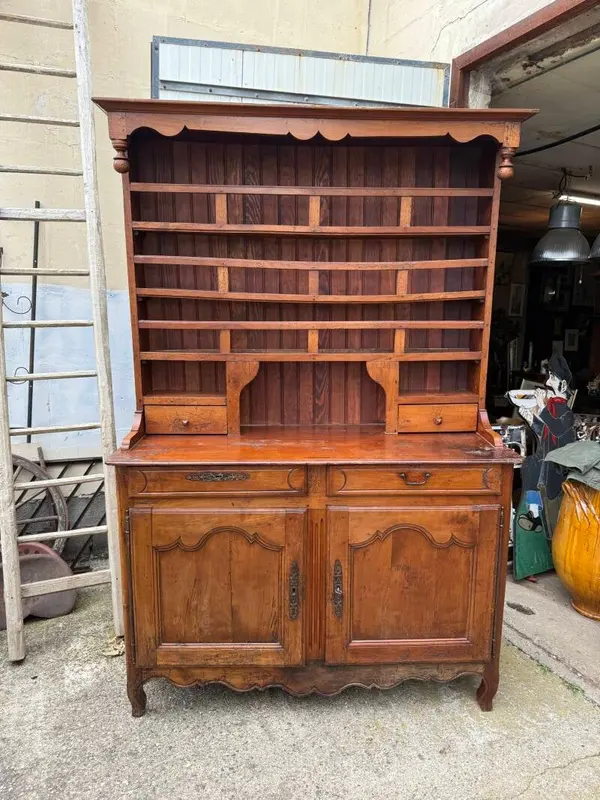 Vaisselier ancien en noyer – Style Louis XV régional