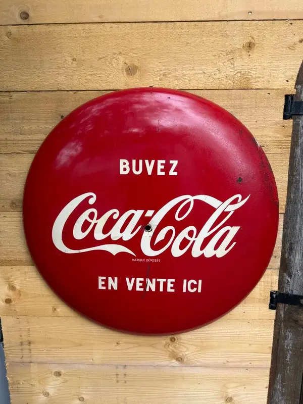 Grande plaque publicitaire Coca-Cola bombée – "Buvez Coca-Cola, en vente ici" – Grand format (84 cm, années 50–60)