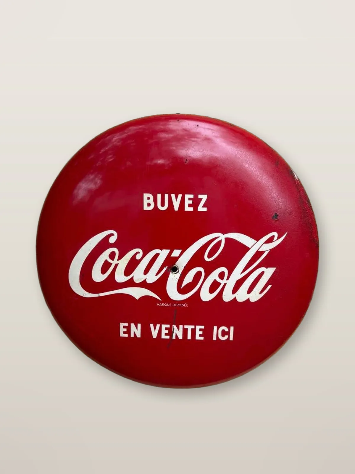Grande plaque publicitaire Coca-Cola bombée – "Buvez Coca-Cola, en vente ici" – Grand format (84 cm, années 50–60), photo 1 sur 6