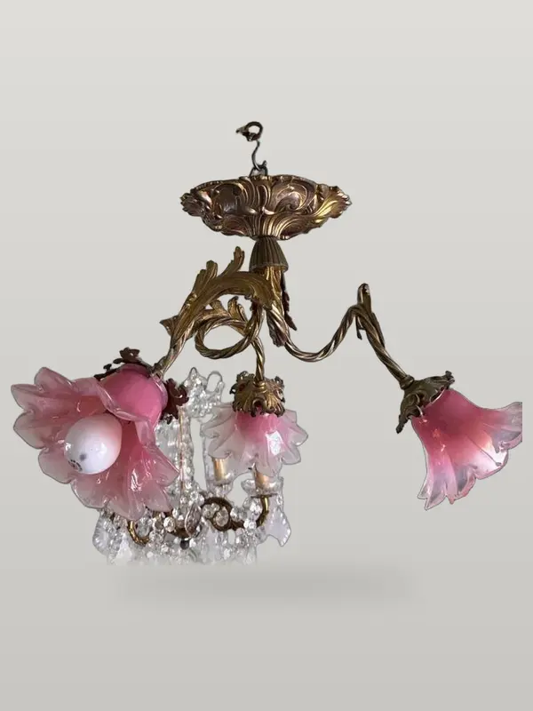 Lustre de style Art Nouveau à trois lumières – Tulipes en verre opalin rose (vers 1920–1930)
