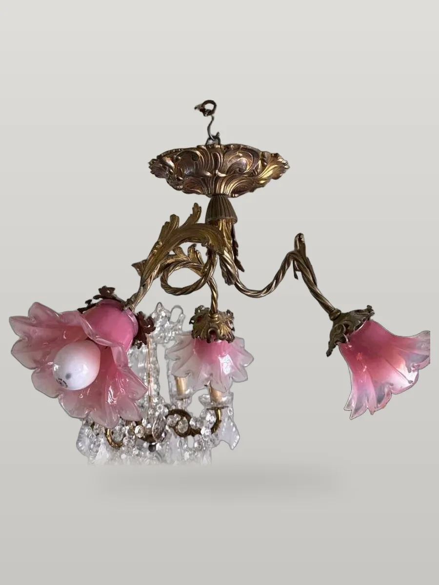 Lustre de style Art Nouveau à trois lumières – Tulipes en verre opalin rose (vers 1920–1930), photo 1 sur 5