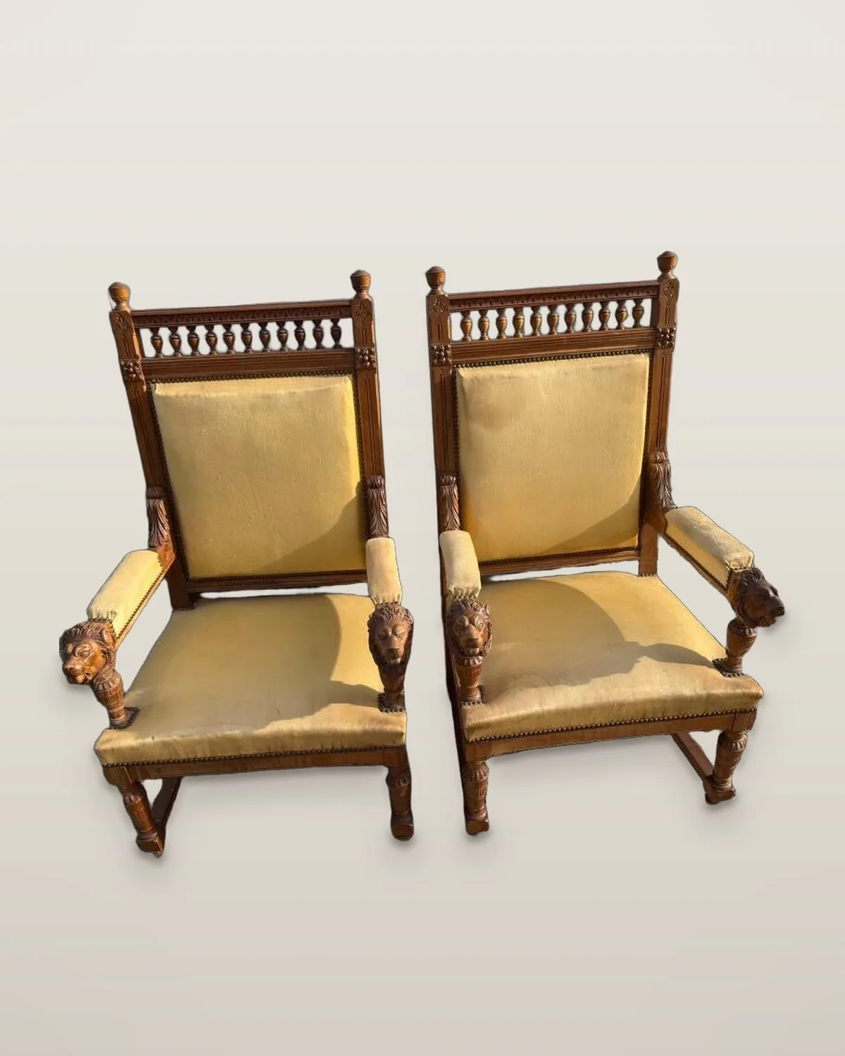 Paire de fauteuils néo-Renaissance à têtes de lion, époque Napoléon III, photo 1 sur 10