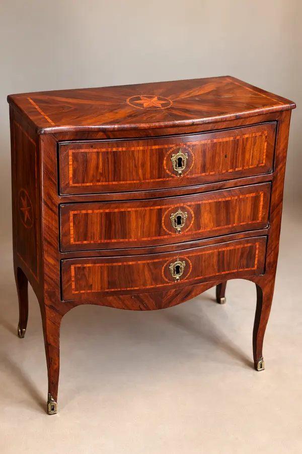 Commode galbée marquetée XVIIIᵉ