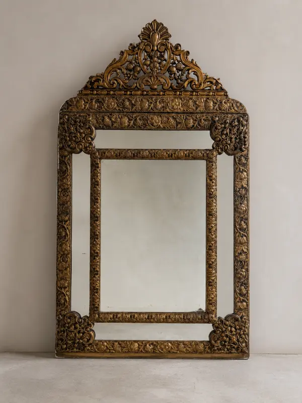Miroir de style Napoléon III en laiton repoussé