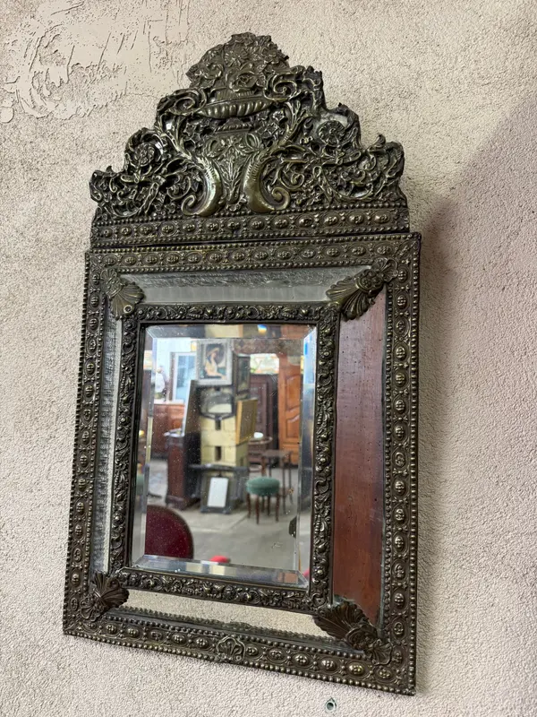 Miroir de style Napoléon III en laiton repoussé
