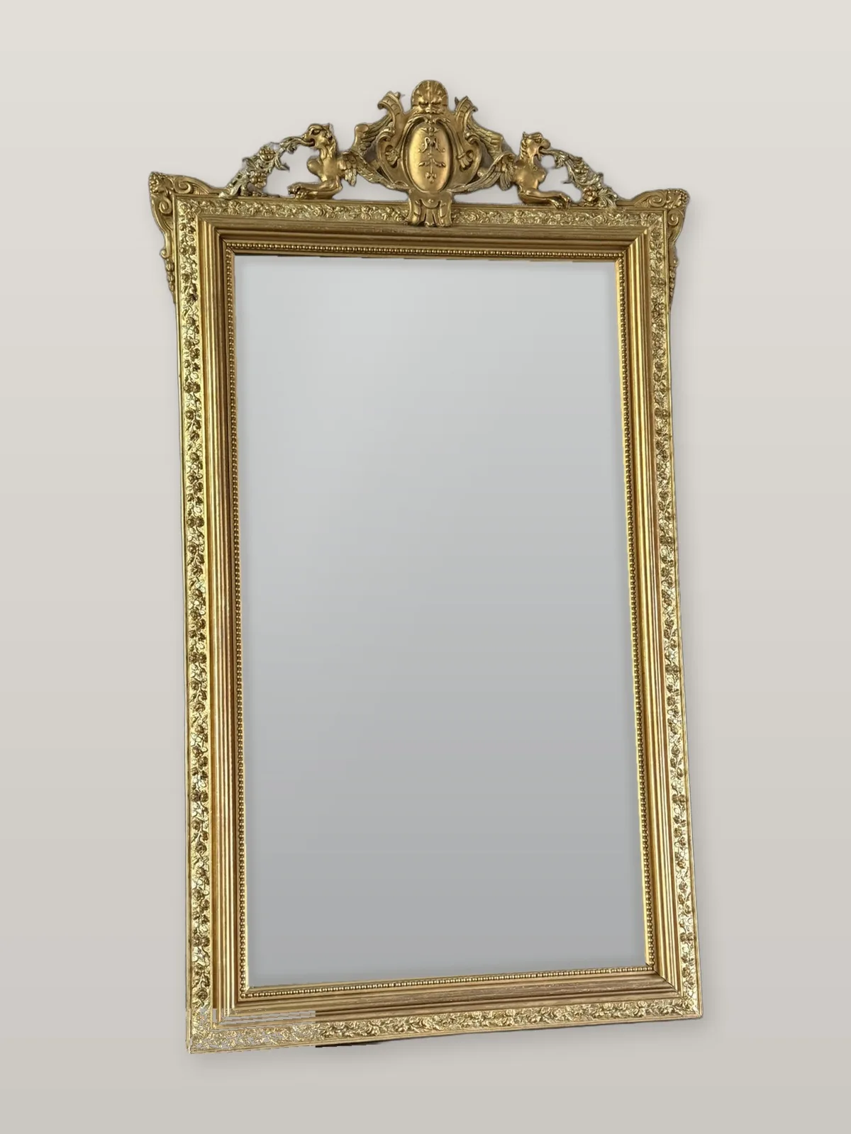 Miroir à fronton en bois et stuc doré – fin XIXe, photo 1 sur 9