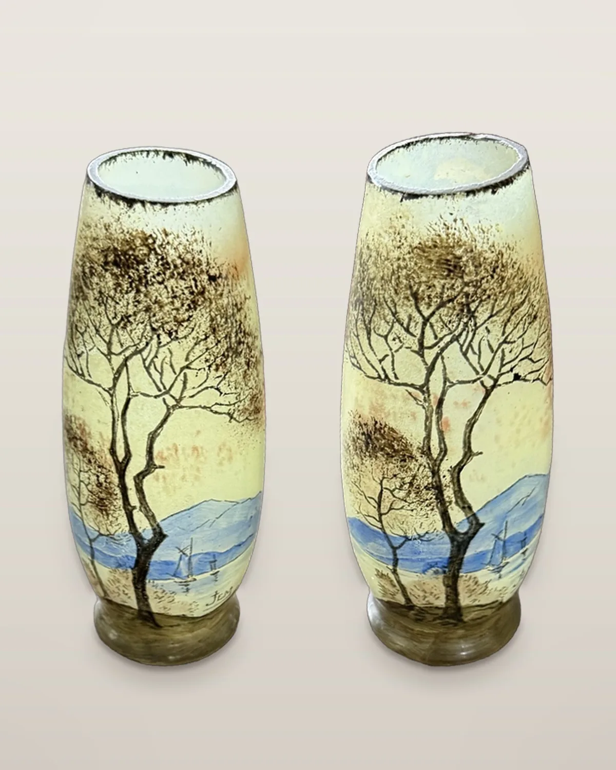 Paire de vases en verre émaillé signés JEM, paysage lacustre – début XXe, photo 1 sur 8