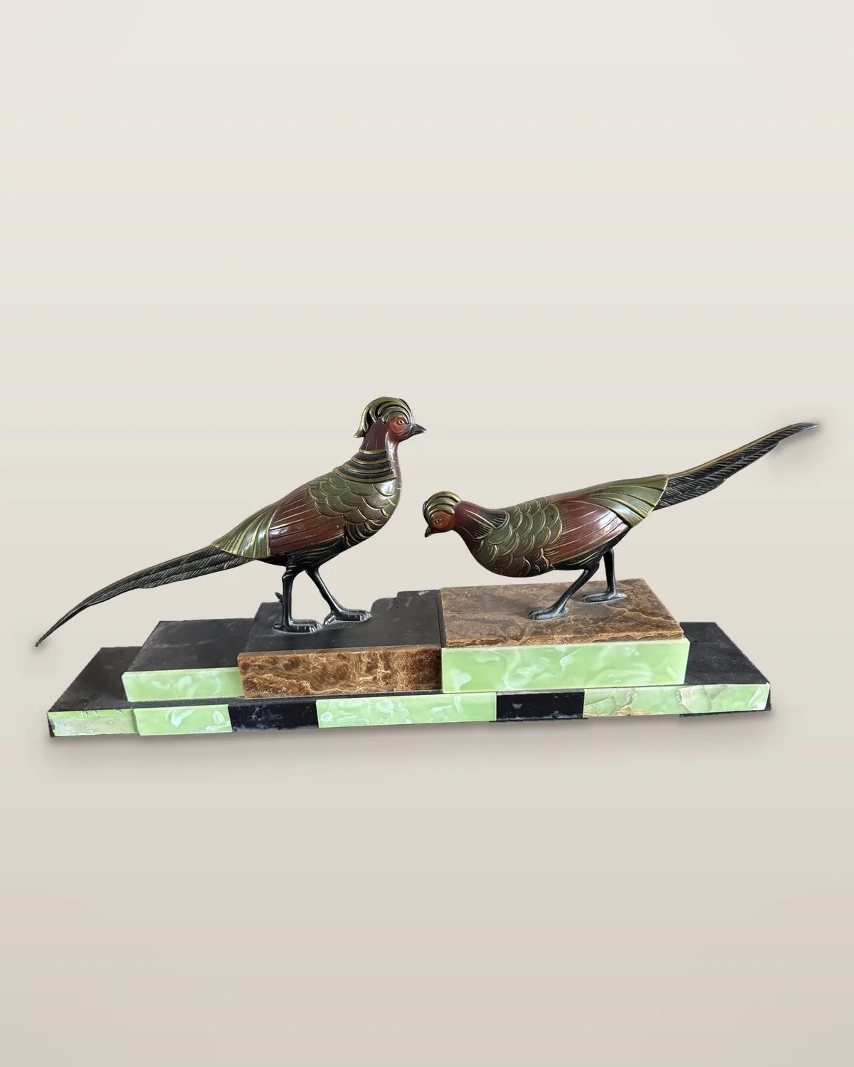 Couple de faisans Art Déco en bronze polychrome, socle en marbre et onyx, photo 1 sur 8