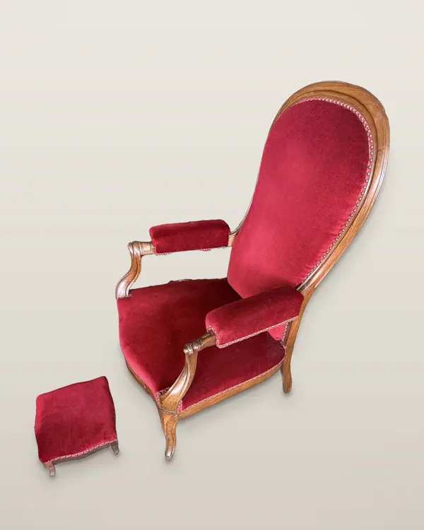 Fauteuil Voltaire à dossier inclinable en noyer, velours rouge, avec repose-pieds – XIXe siècle